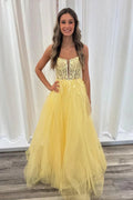 Une robe de bal longue en dentelle jaune sans dos avec encolure en V et ligne A PSK552
