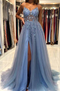 Une robe de bal longue en tulle bleu avec encolure en V et ligne A et perles  PSK249