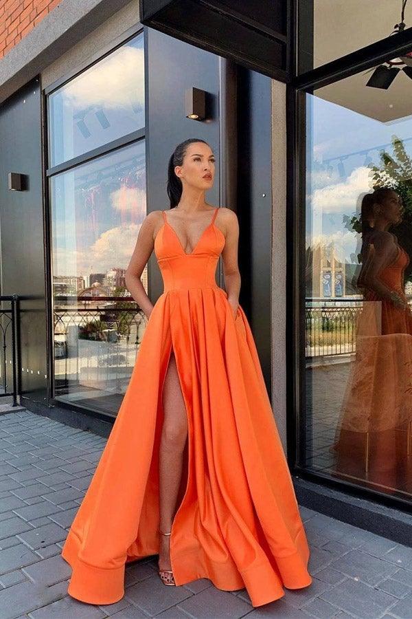 Vestido de festa simples em cetim com decote em V e racha rosa choque PSK045