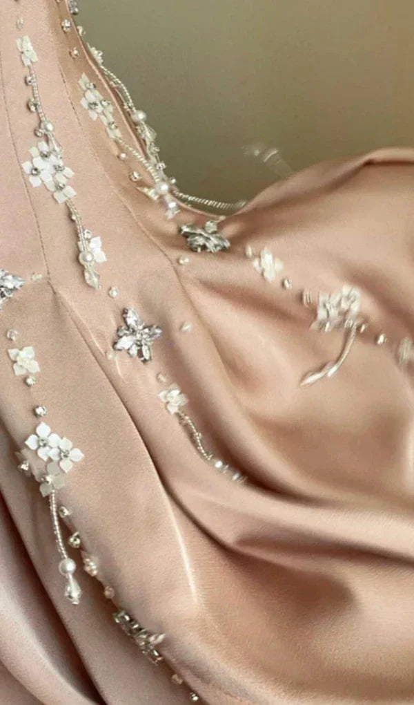 Luxuriöses nacktfarbenes Satin-Heimkehrkleid mit handgefertigten Diamantperlen Y4542