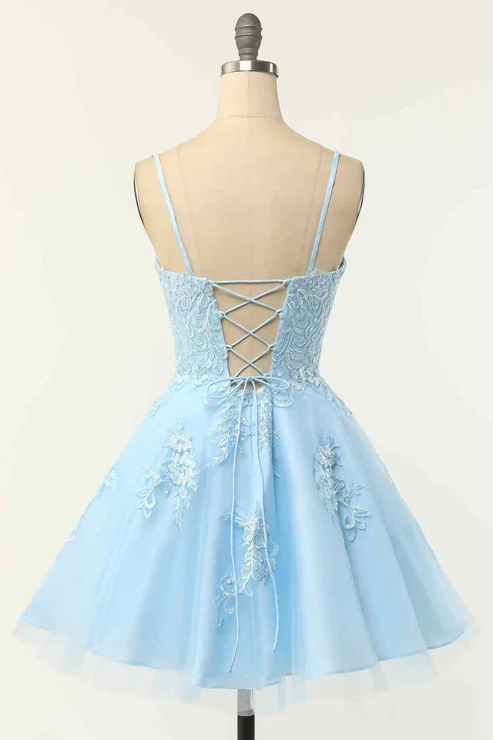 Vestido corto de fiesta para el baile de bienvenida Light Blue, corte en A, tirantes finos, espalda con lazo y aplicaciones, modelo Y2417