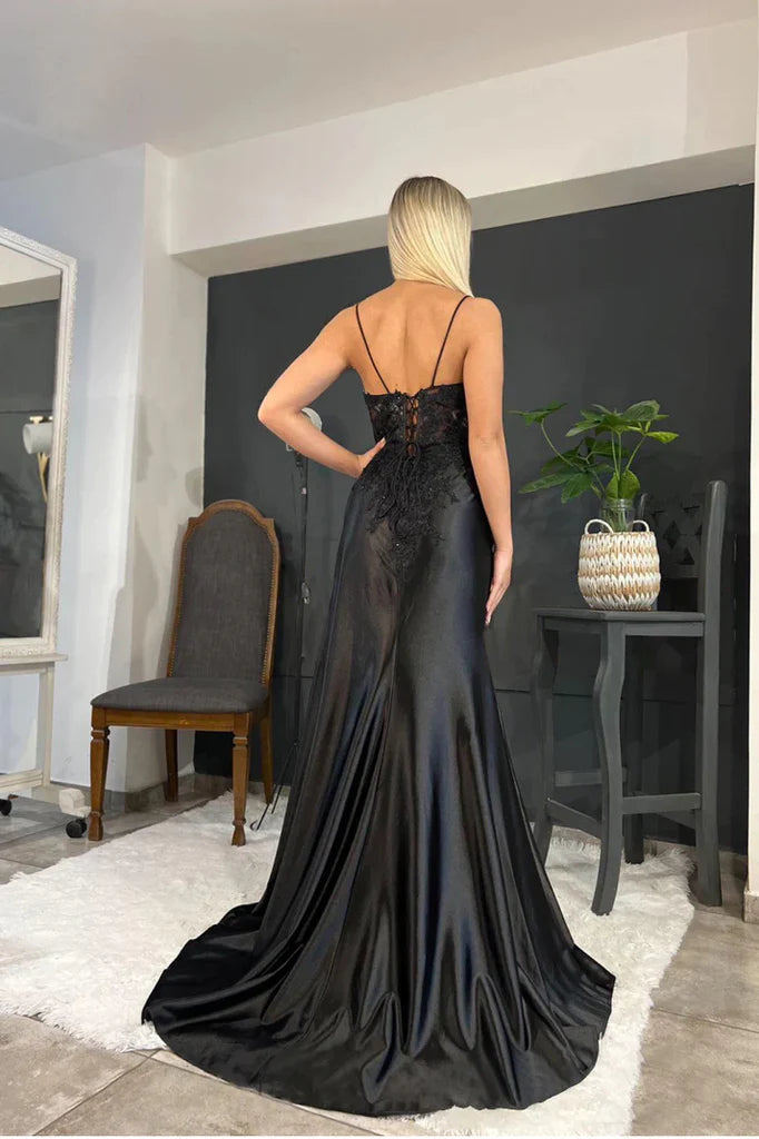 Incrível vestido de festa preto comprido com decote em V, alças finas, renda, sem mangas e racha