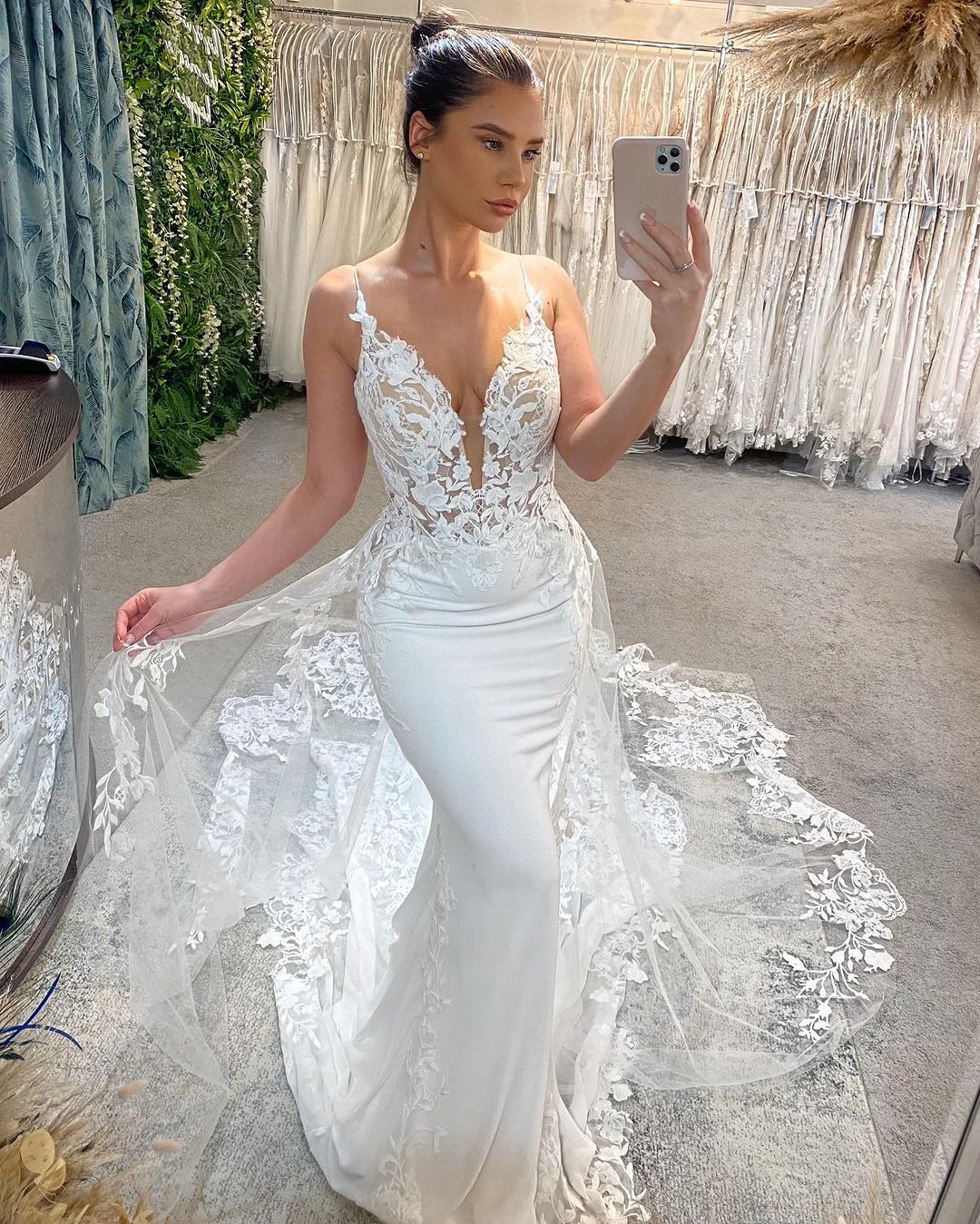 Faszinierendes langes weißes V-Ausschnitt-Spaghettiträger-Nixenärmelloses Brautkleid mit Spitze