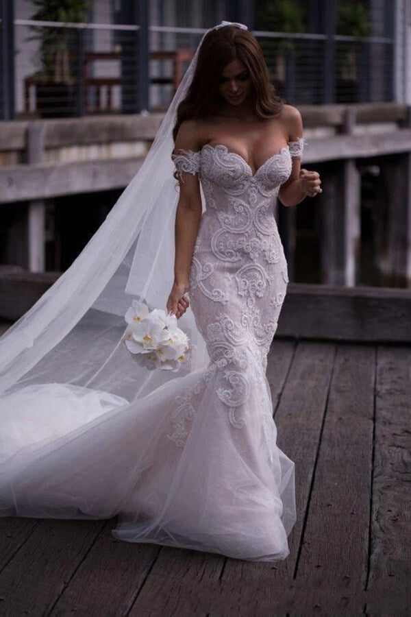 Atraente vestido de noiva comprido estilo sereia com decote ombro a ombro e aplicações, MW118
