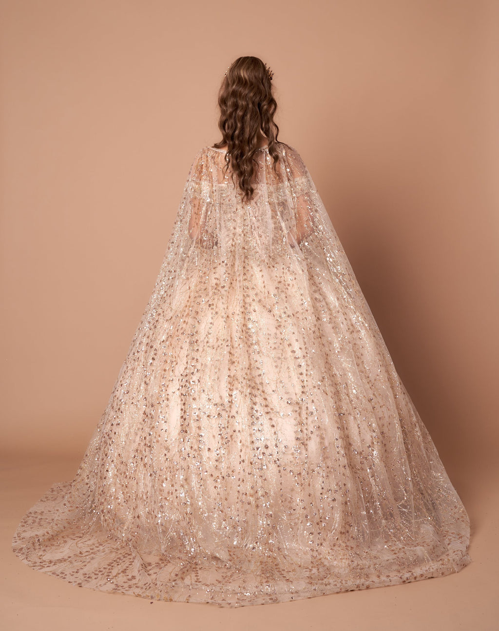 Vestido de baile com aplicações e ombros à mostra da marca Calla SCL30003