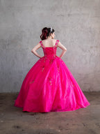 Vestido de baile com decote ombro a ombro e manga capa da marca Calla SCL30008