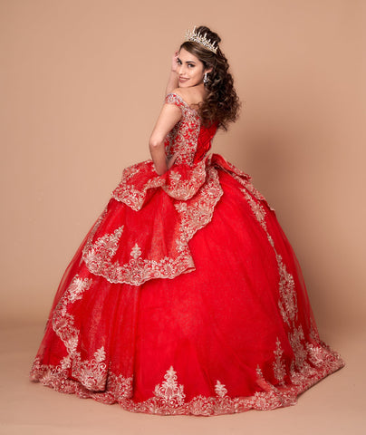 Vestido de baile em camadas com aplicações e ombros à mostra de Calla WB20525