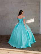 Vestido de baile com estampado floral 3D e ombros à mostra da Calla WB21551