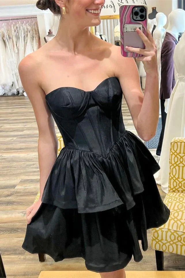 Schwarzes trägerloses Satin-Mehrschichten-Heimkehrkleid Y2070
