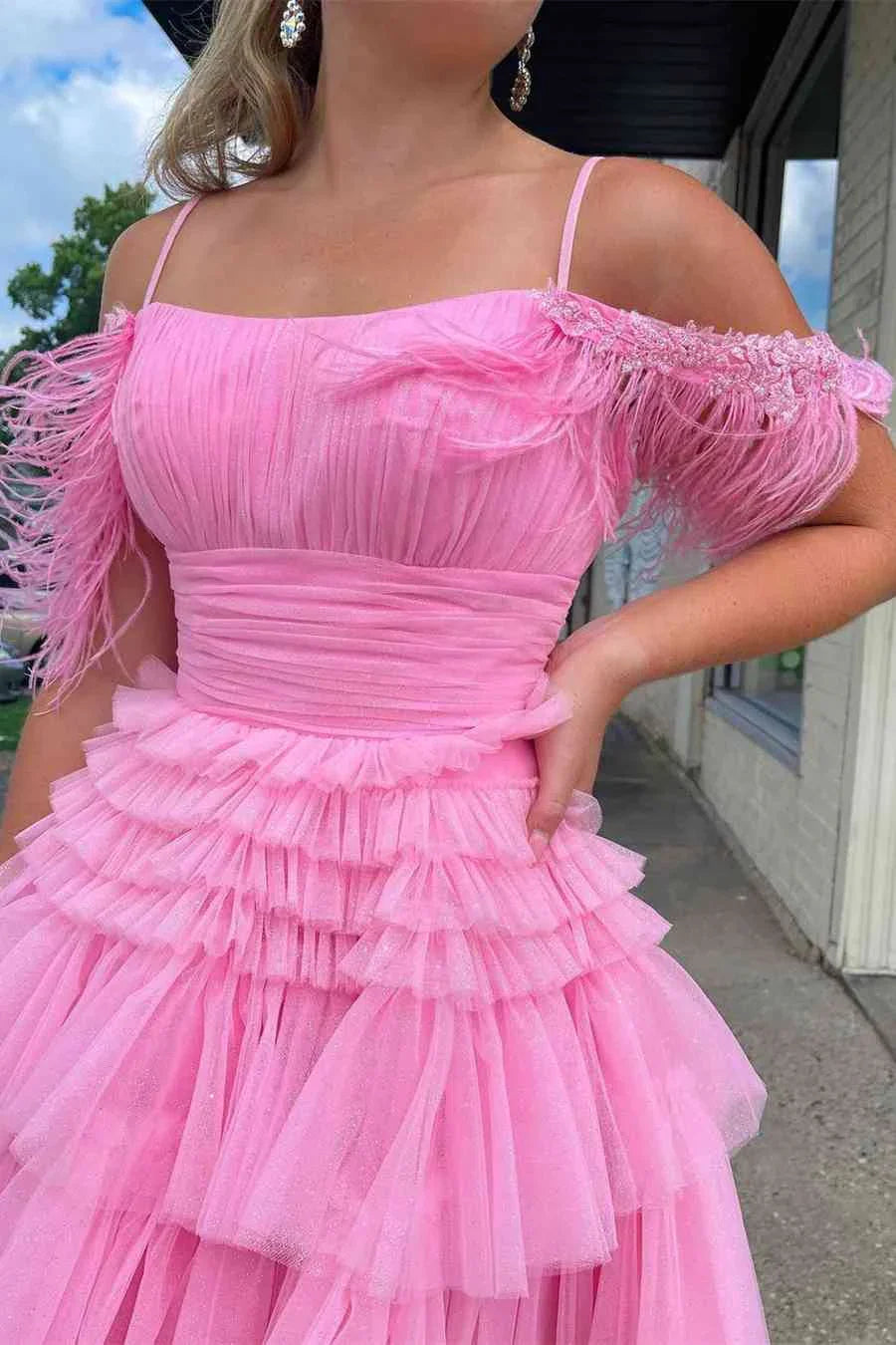 Gerüschtes Heißrosa-Kaltarm-Kleid mit Etagentüll für die Party Kurzes Homecoming-Kleid Y1955