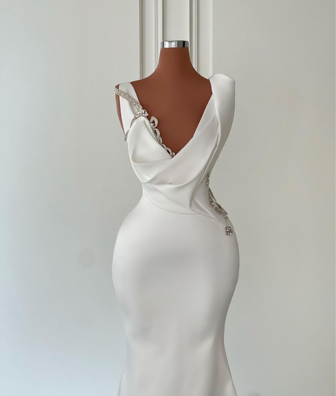 Schönes langes elfenbeinfarbenes Meerjungfrau-V-Aussatz-Satin-Perlenbesatz-Armloses Brautkleid