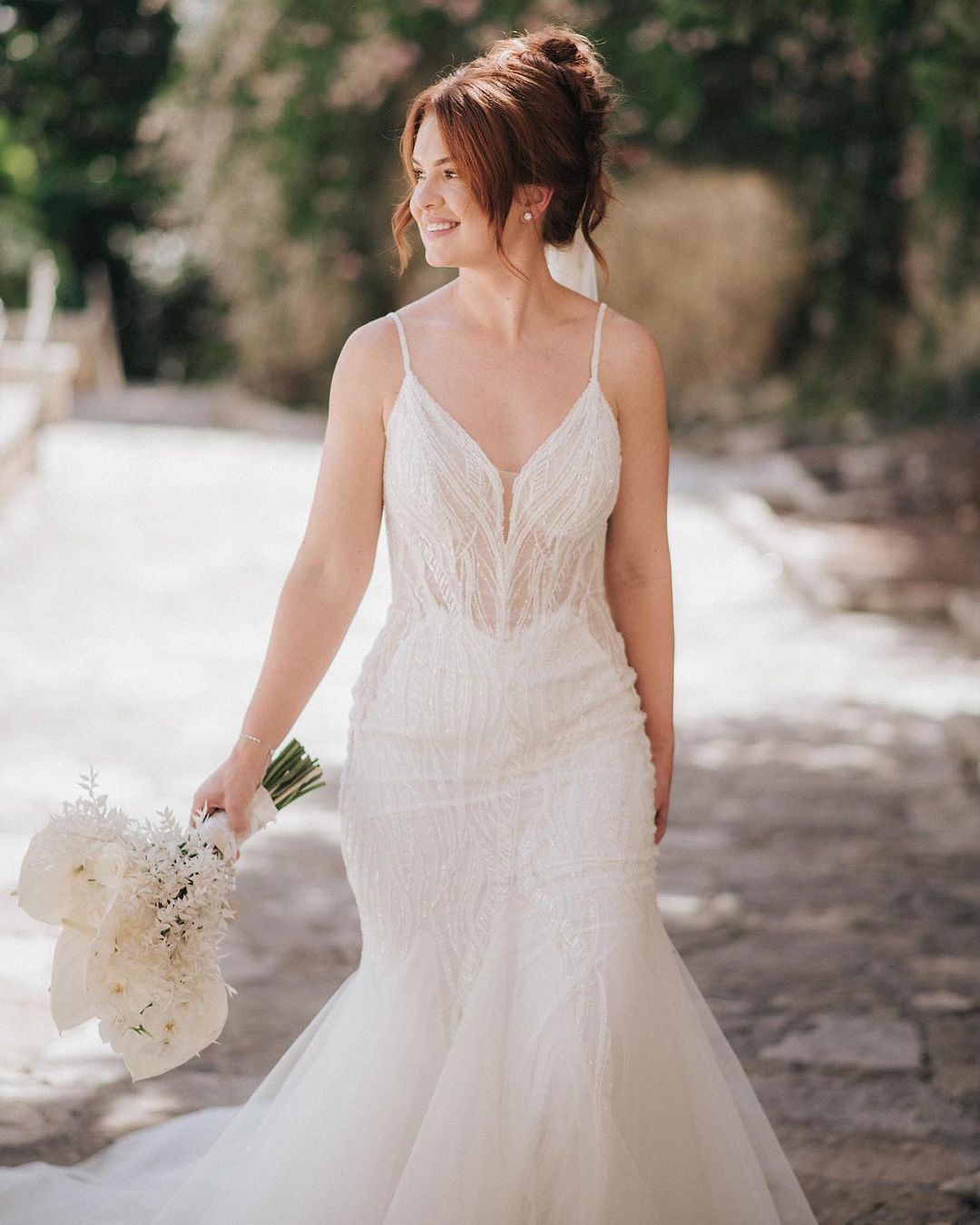 Schönes langes Meerjungfrau-Trägerkleid mit V-Ausschnitt, spitzenbesetzt, ärmellos und rückenfrei für die Hochzeit
