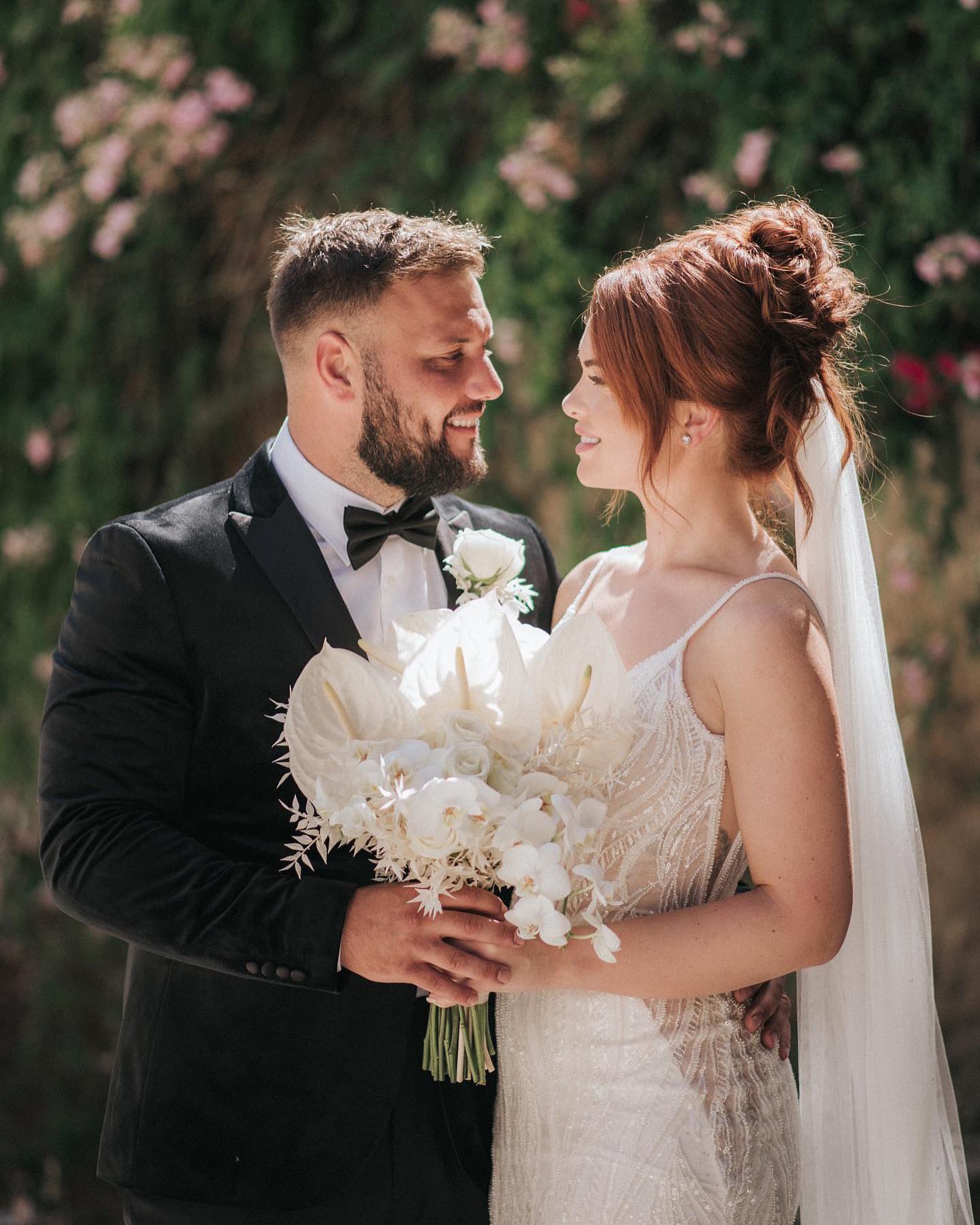 Schönes langes Meerjungfrau-Trägerkleid mit V-Ausschnitt, spitzenbesetzt, ärmellos und rückenfrei für die Hochzeit