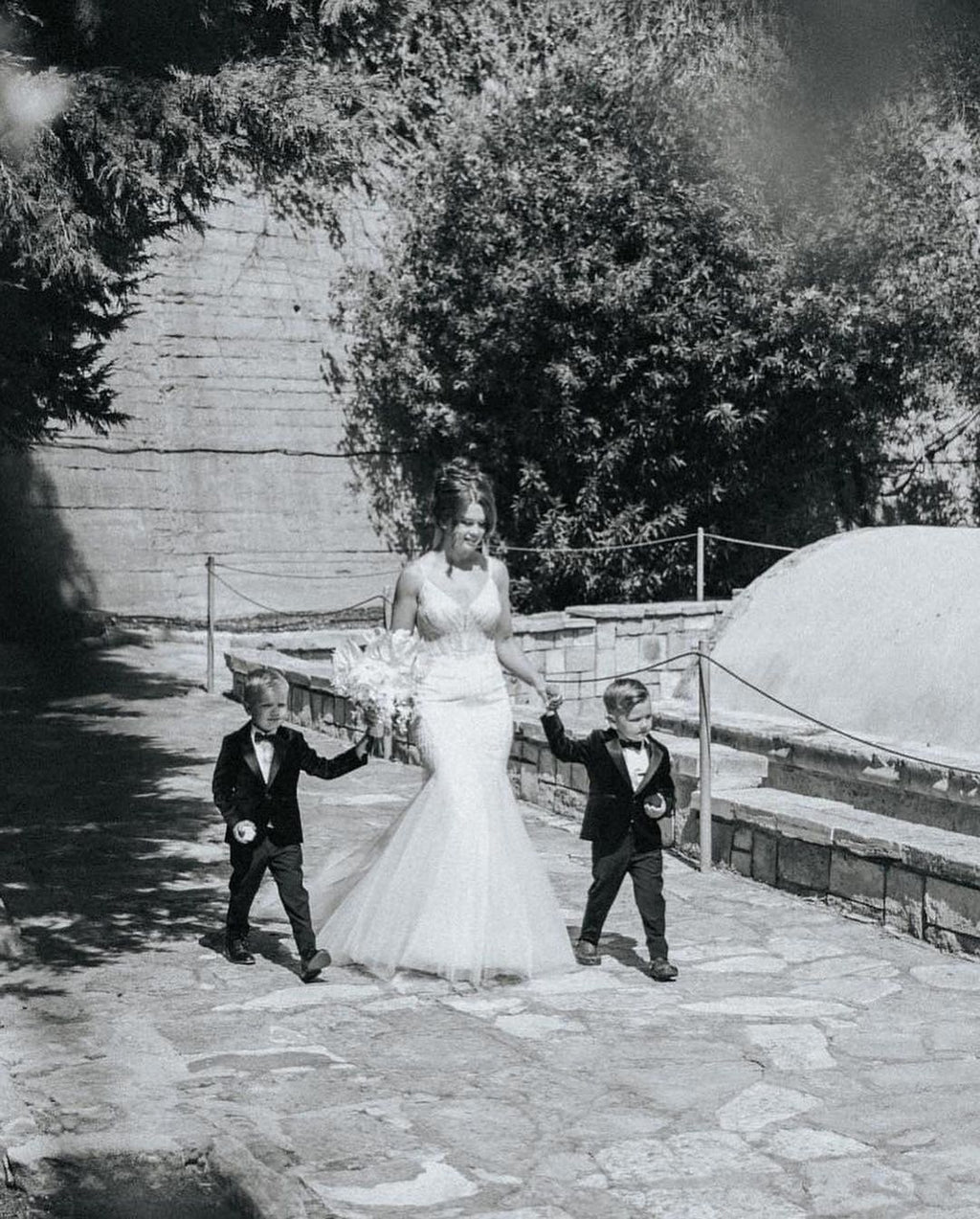 Schönes langes Meerjungfrau-Trägerkleid mit V-Ausschnitt, spitzenbesetzt, ärmellos und rückenfrei für die Hochzeit