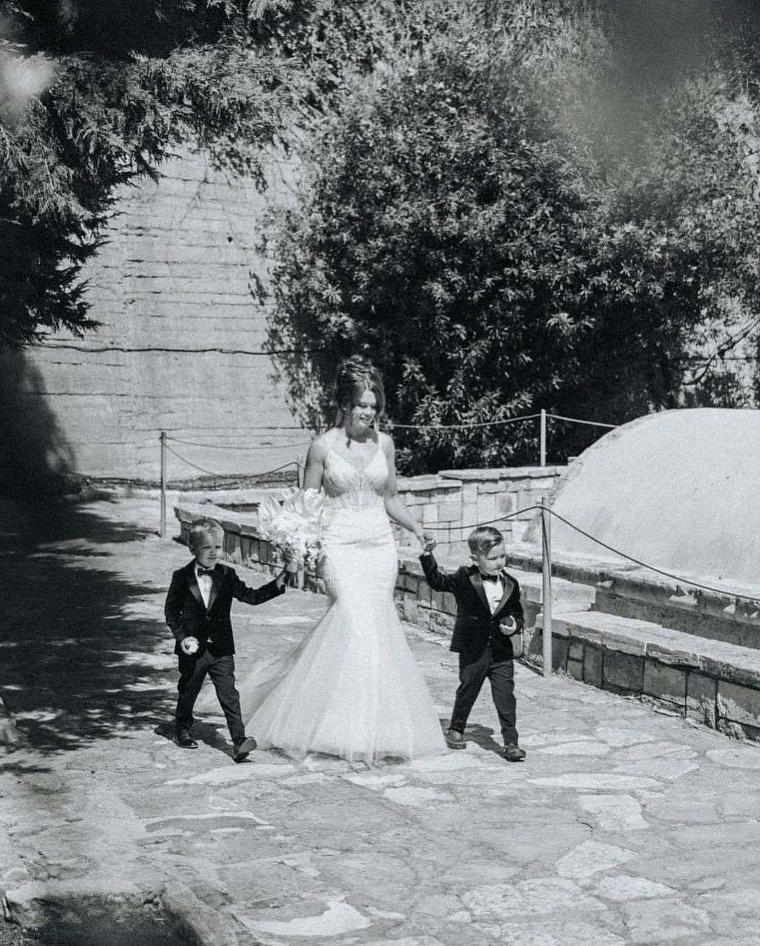 Schönes langes Meerjungfrau-Trägerkleid mit V-Ausschnitt, spitzenbesetzt, ärmellos und rückenfrei für die Hochzeit