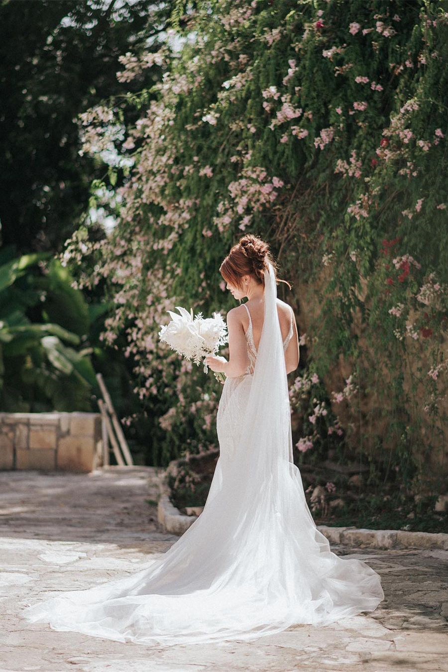 Schönes langes Meerjungfrau-Trägerkleid mit V-Ausschnitt, spitzenbesetzt, ärmellos und rückenfrei für die Hochzeit