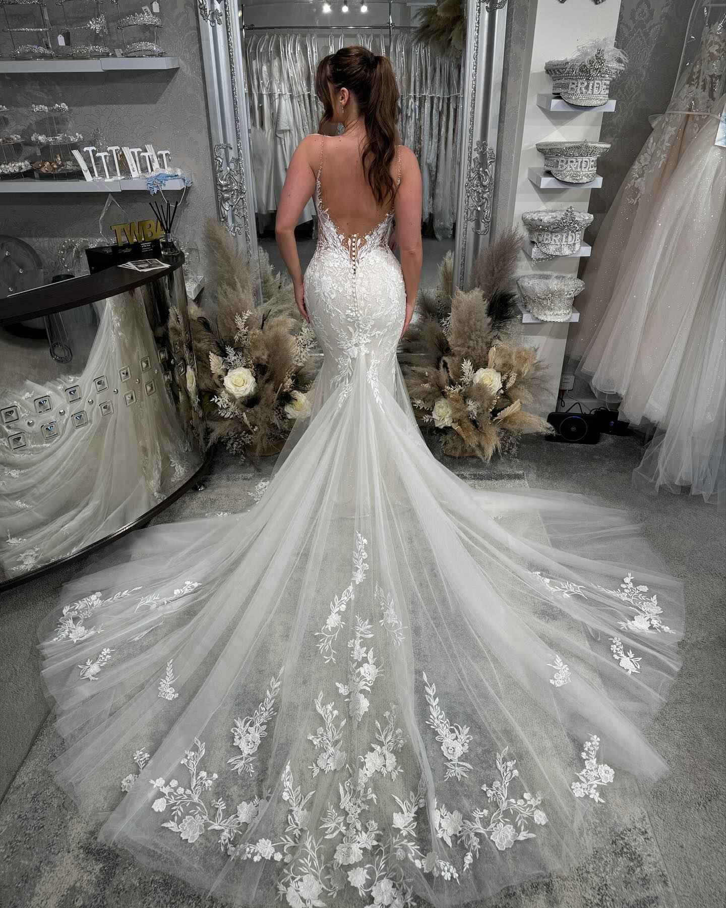 Schönes langes Meerjungfrau-Trägerkleid mit Spaghettiträgern, V-Ausschnitt und Spitze in Weiß für die Hochzeit