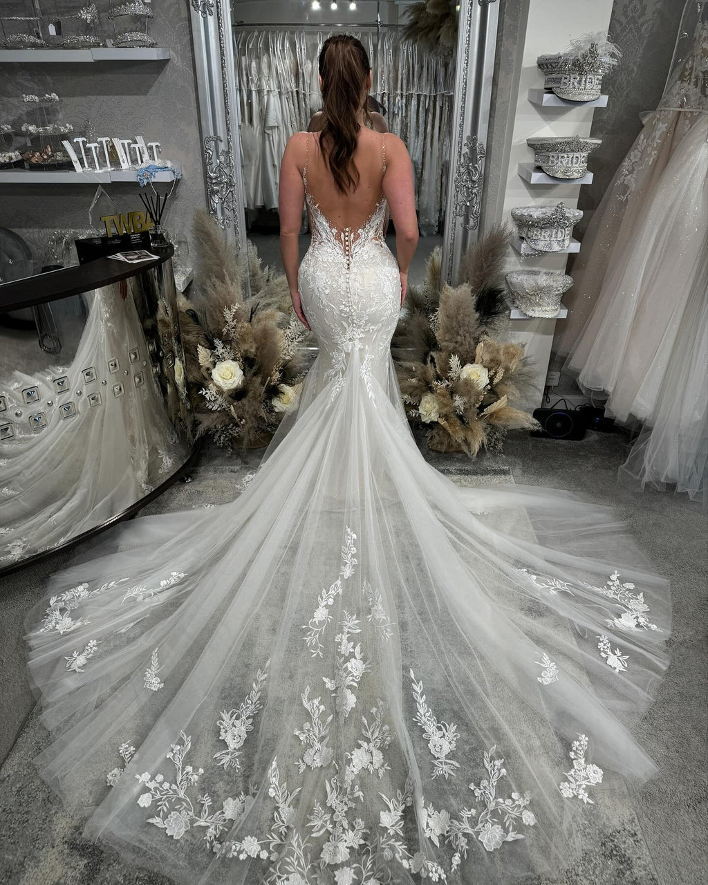 Schönes langes Meerjungfrau-Trägerkleid mit Spaghettiträgern, V-Ausschnitt und Spitze in Weiß für die Hochzeit