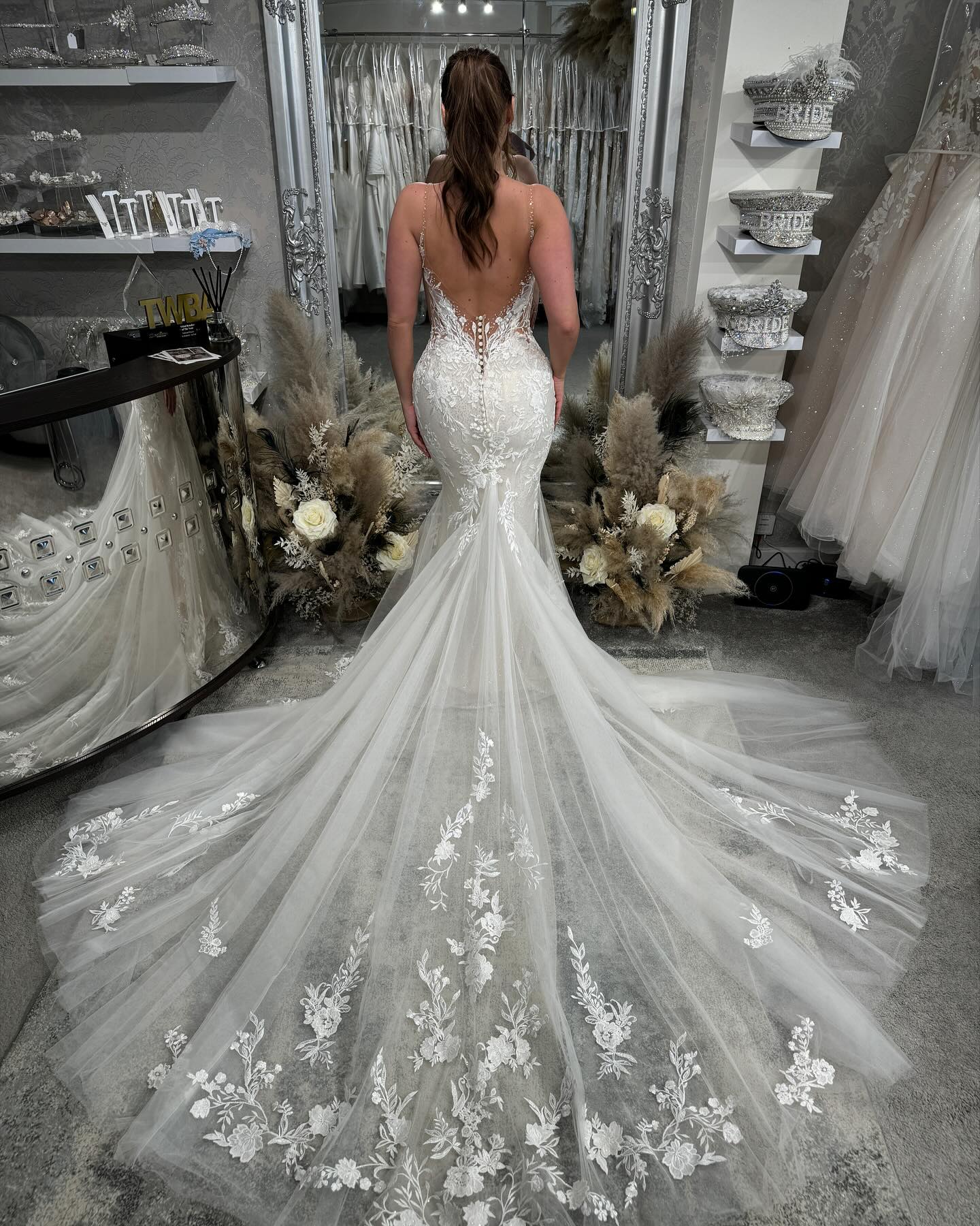 Schönes langes Meerjungfrau-Trägerkleid mit Spaghettiträgern, V-Ausschnitt und Spitze in Weiß für die Hochzeit