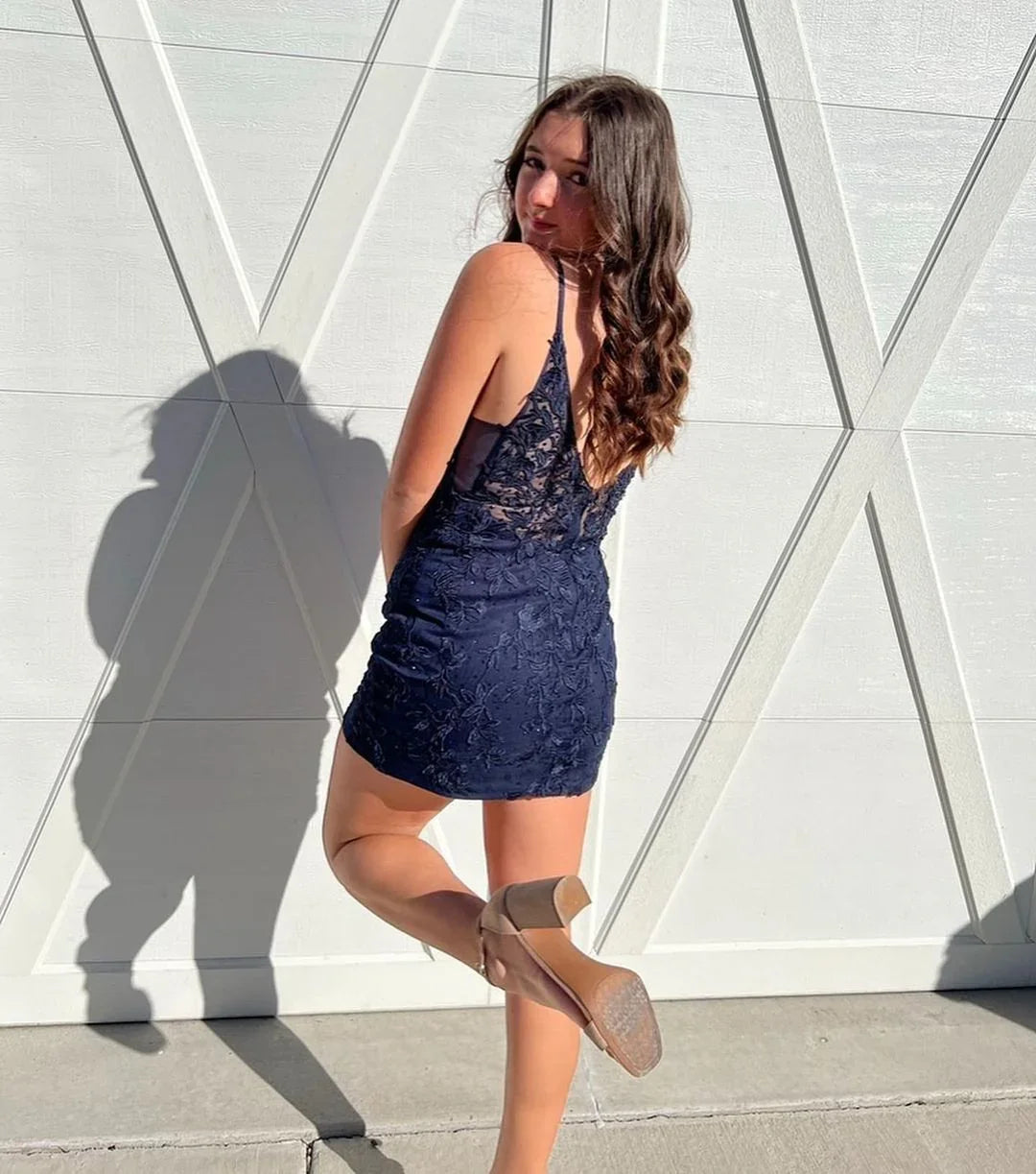 Schönes Kurzes Marineblau Spaghettiträger Homecoming-Kleid mit Spitze