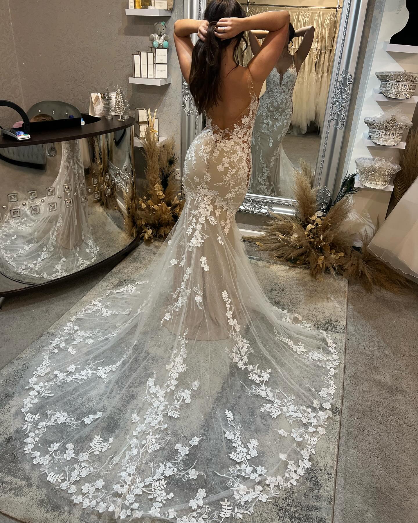 Schönes V-Ausschnitt-Trägerkleid mit Meerjungfrau-Silhouette, ärmelloses Tüll-Brautkleid mit Spitze