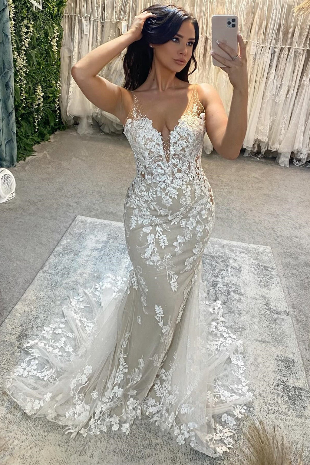 Vestido de Noiva Tule com Decote em V, Alças Finas, Cauda de Sereia e Sem Mangas em Renda