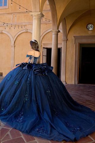Schulterfreies Ballkleid mit Rüschen von Petite Adele PQ1079