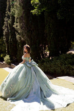 Vestido de baile com estampado floral 3D e ombros à mostra da Petite Adele PQ1081