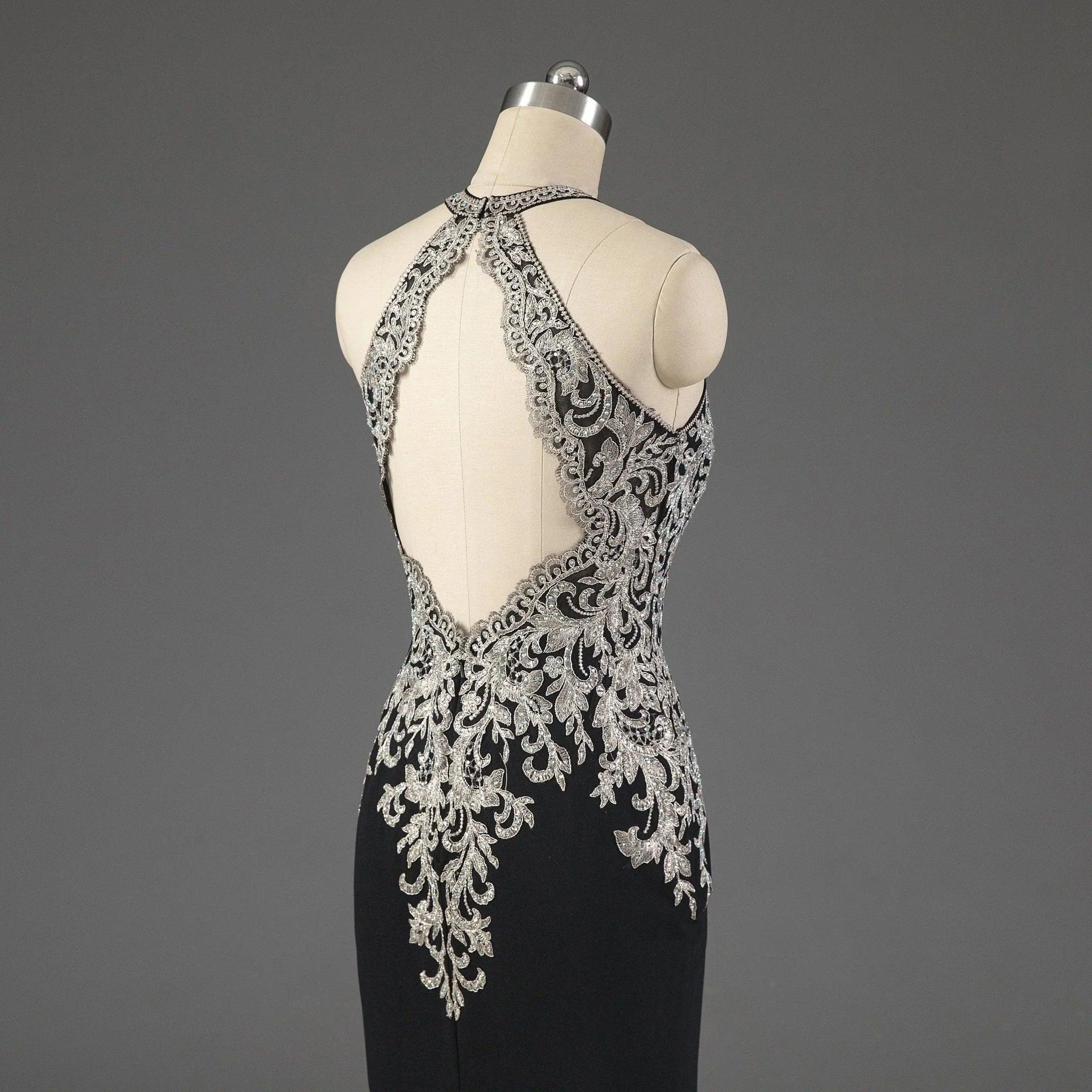 Vestidos de mãe da noiva com costas abertas e aplicações