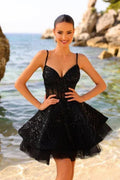 Schwarzes Herzchen-Kurz-Kleid mit Rüschen und Trägerband