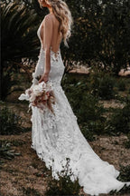 Boho-Meerjungfrau-Hochzeitskleid mit Blumenapplikationen und tiefem V-Ausschnitt
