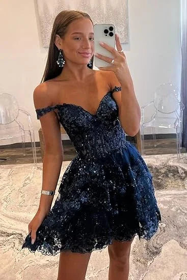 Marineblaues A-Linien Sweetheart-Spitzen-étagenkurzes Homecoming Kleid Y8107