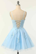 Vestido corto para el baile de bienvenida en azul claro, corte en A, tirantes finos, espalda con lazo y aplicaciones de encaje Y2673