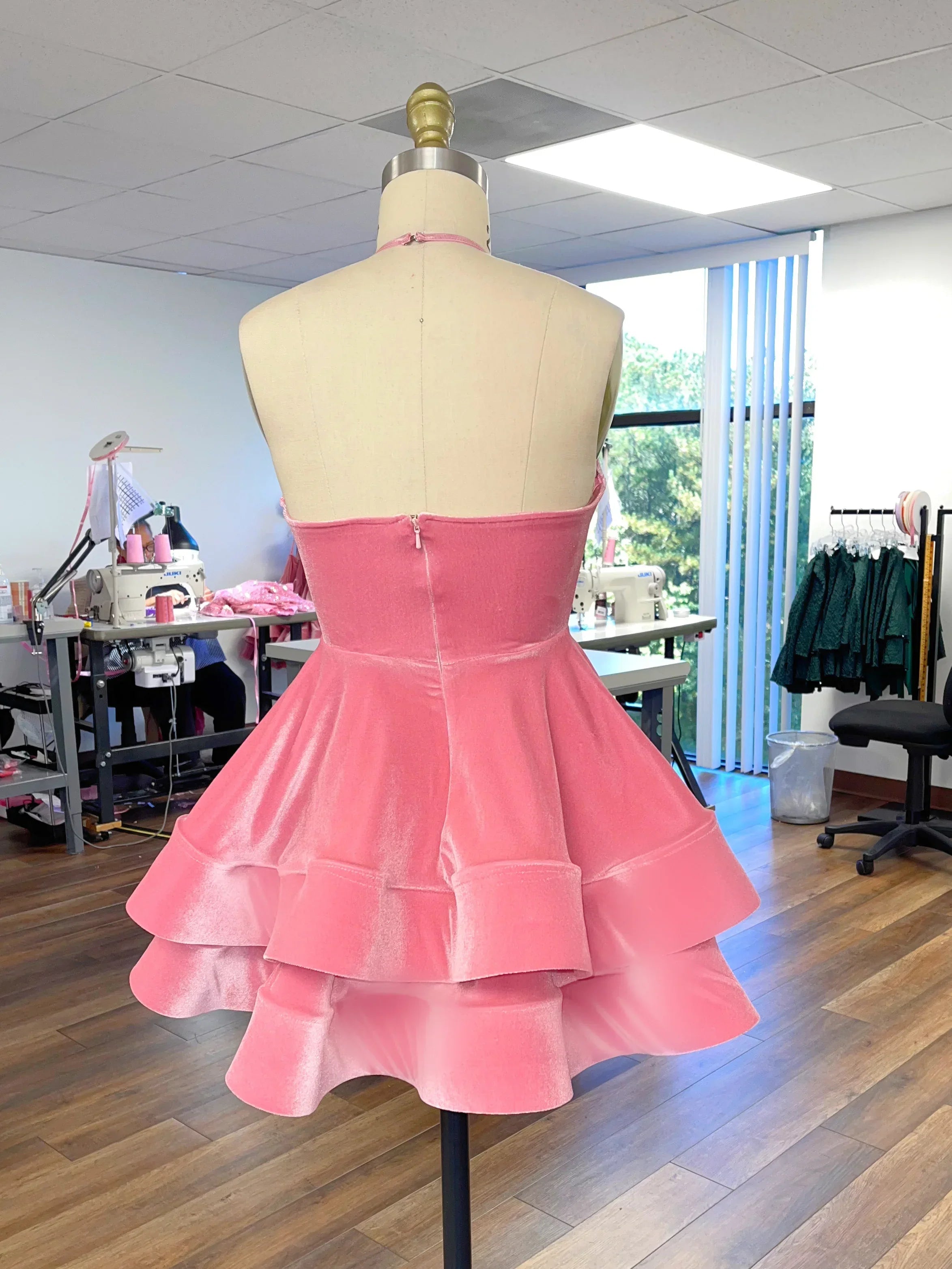 Niedliches A-Line Rosa Homecoming-Kleid Halter-Ausschnitt Rosa Partykleid Y2153