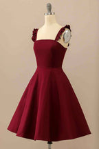 Bordeauxrotes A-Line Rüschen-Träger Satin Mini Homecoming-Kleid Y2176