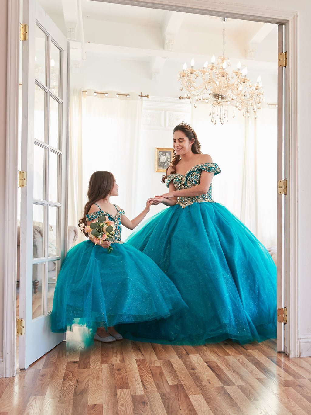 Vestido de baile com contas e ombros à mostra por Calla KY71246