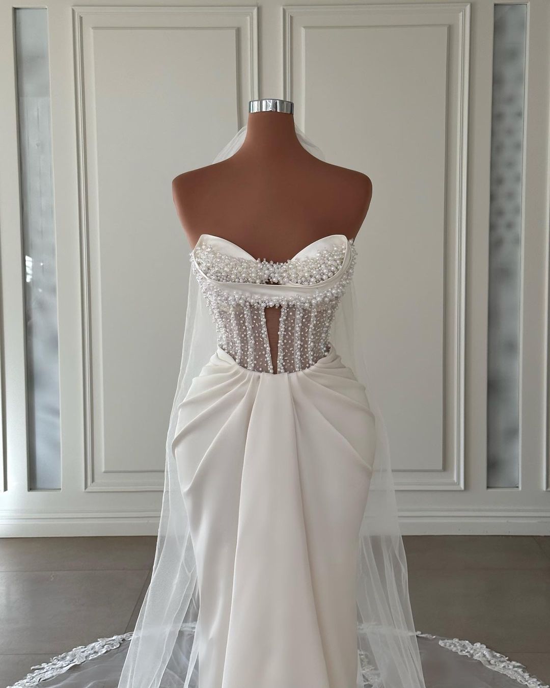 Charmantes langes elfenbeinfarbenes Meerjungfrau-Armelloses Satin-Hochzeitskleid mit Perlen