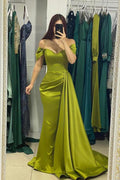 Bezauberndes langes, schulterfreies Satin-Ballkleid im Meerjungfrauenstil mit seitlicher Schleppe