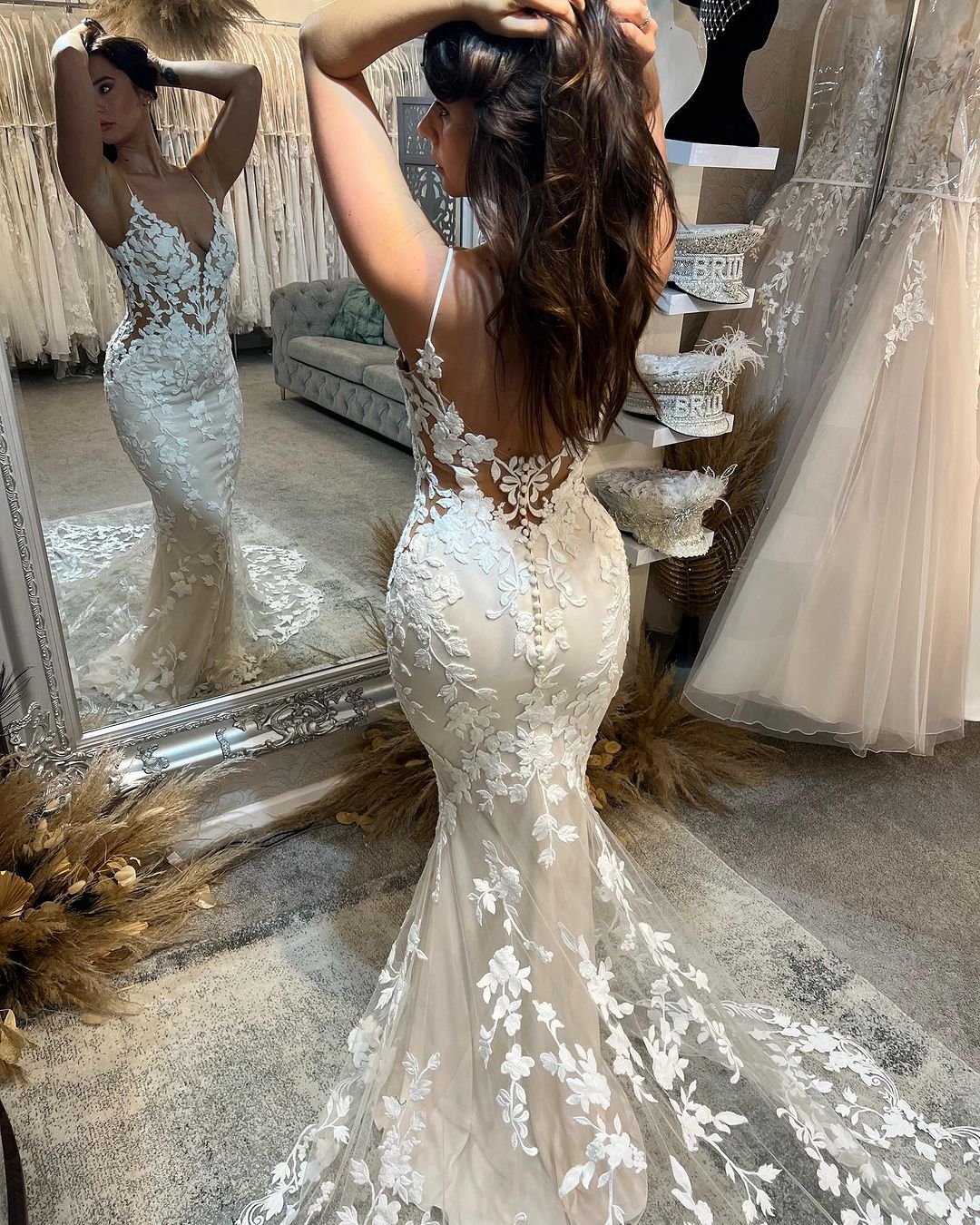 Charmantes langes Meerjungfrau-Trägerkleid mit Applikationen, V-Ausschnitt und Schleppe