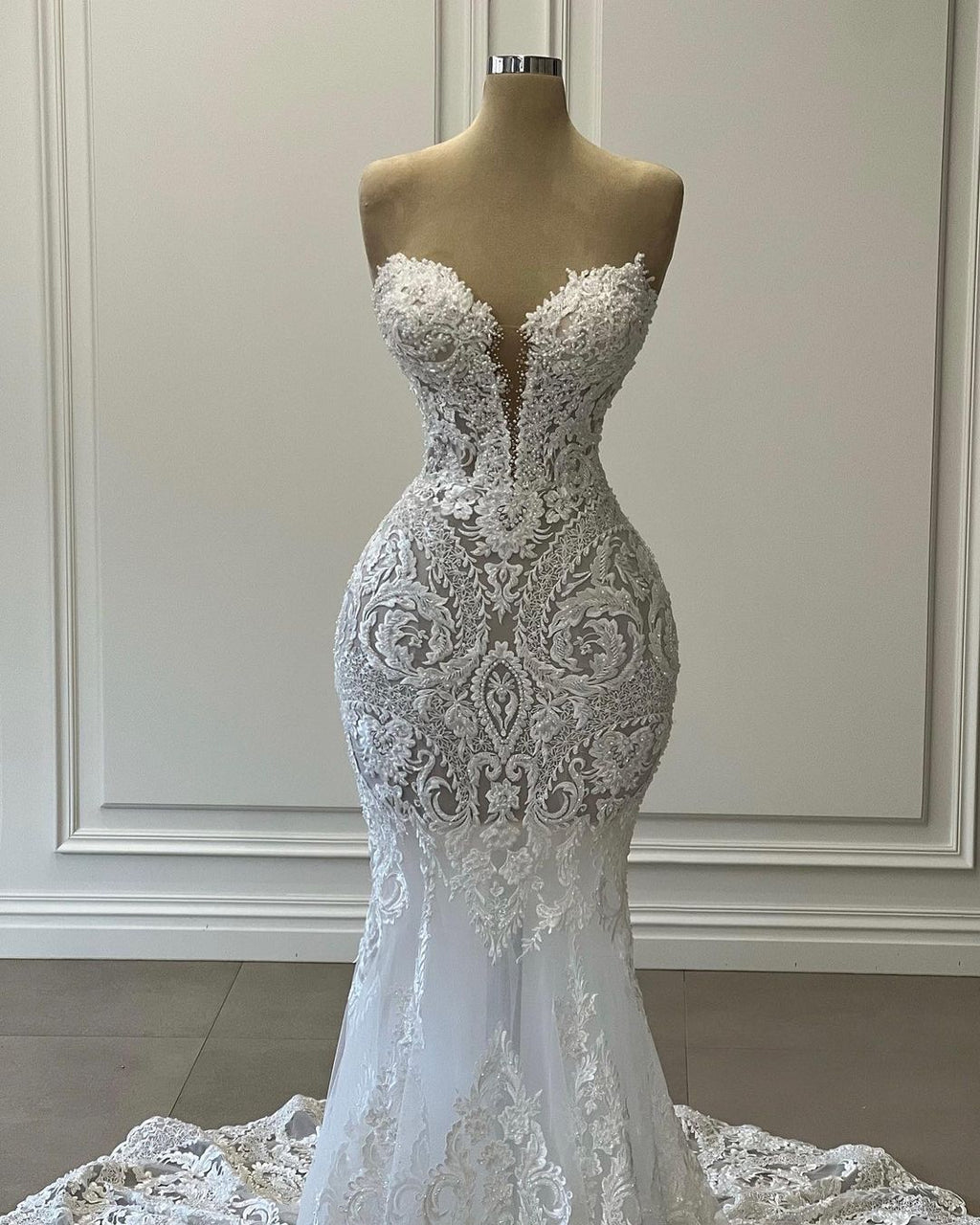 Charmantes langes weißes Sweetheart-Mermaid-Kleid mit spitzenbesetzten Ärmeln und schulterfreiem Design für die Hochzeit