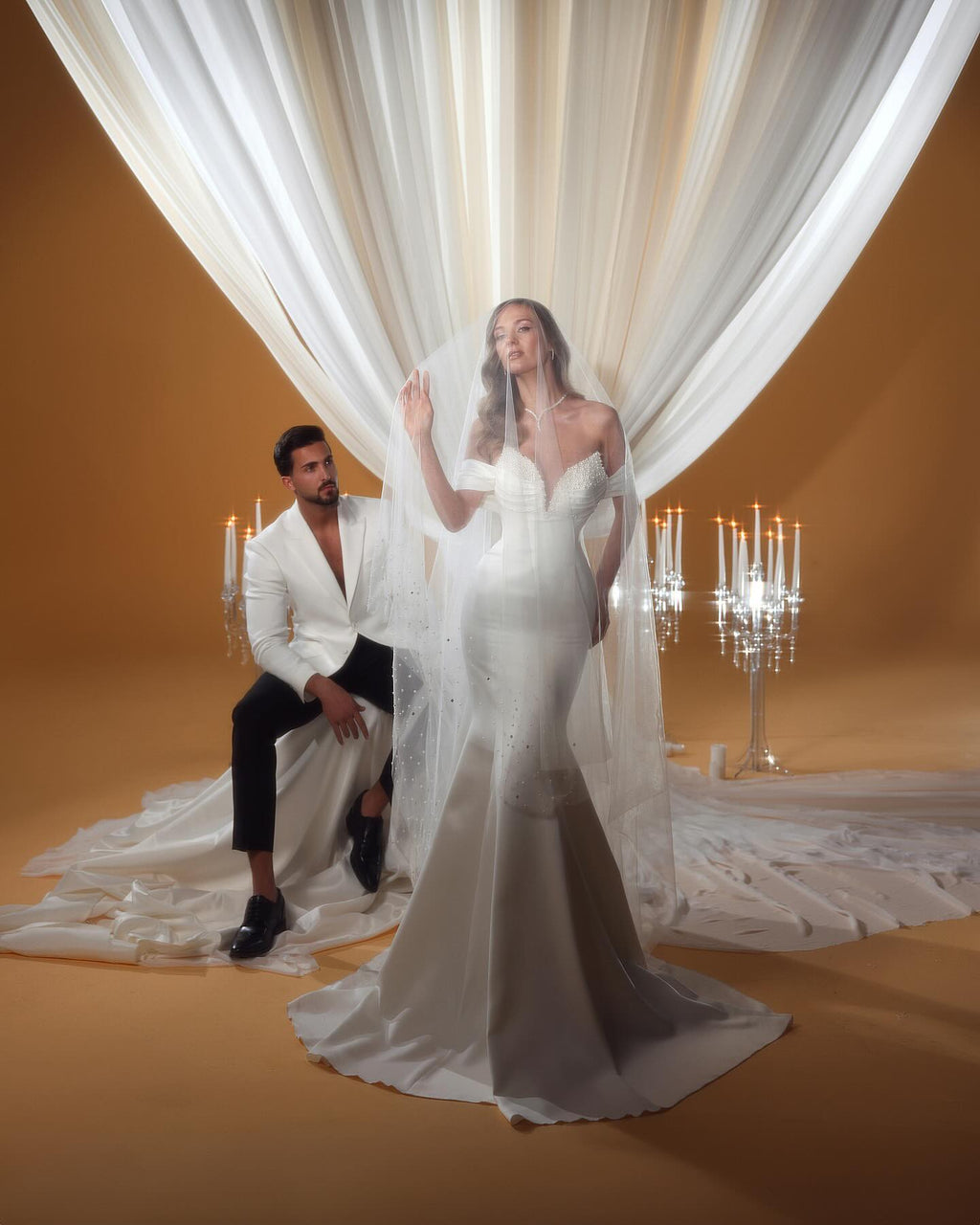 Charmantes Meerjungfrau-Trägerloses Satin-Hochzeitskleid mit Rüschen