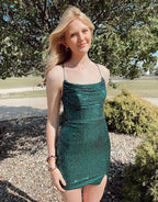 Charmantes Kurzes Säulen-Spaghettiträger Ärmelloses Pailletten-Satin-Open-Back-Homecoming-Kleid