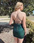 Charmantes Kurzes Säulen-Spaghettiträger Ärmelloses Pailletten-Satin-Open-Back-Homecoming-Kleid