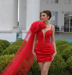 Reizendes Kurzes Säulchen-Kleid mit V-Ausschnitt, Ärmellos, Rüschen, Satin, Rot, Ballkleid