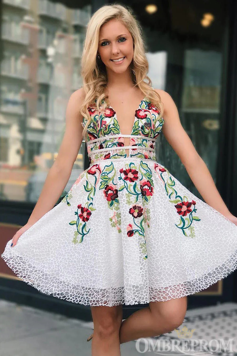 Vestidos de Baile Curtos com Decote em V, Bordados e Laços Encantadores