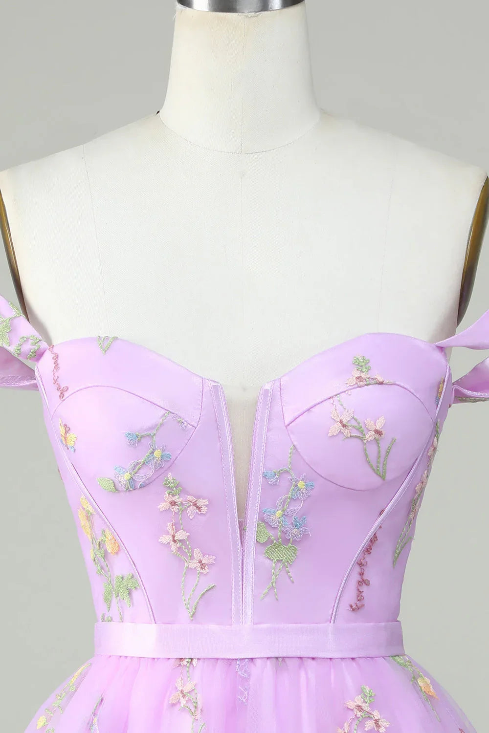 Vestido Corto de Baile de Regreso a Casa en Púrpura con Escote de Corazón y Bordado, en Línea A Encantador