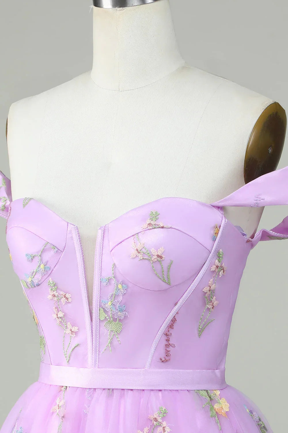 Vestido Corto de Baile de Regreso a Casa en Púrpura con Escote de Corazón y Bordado, en Línea A Encantador