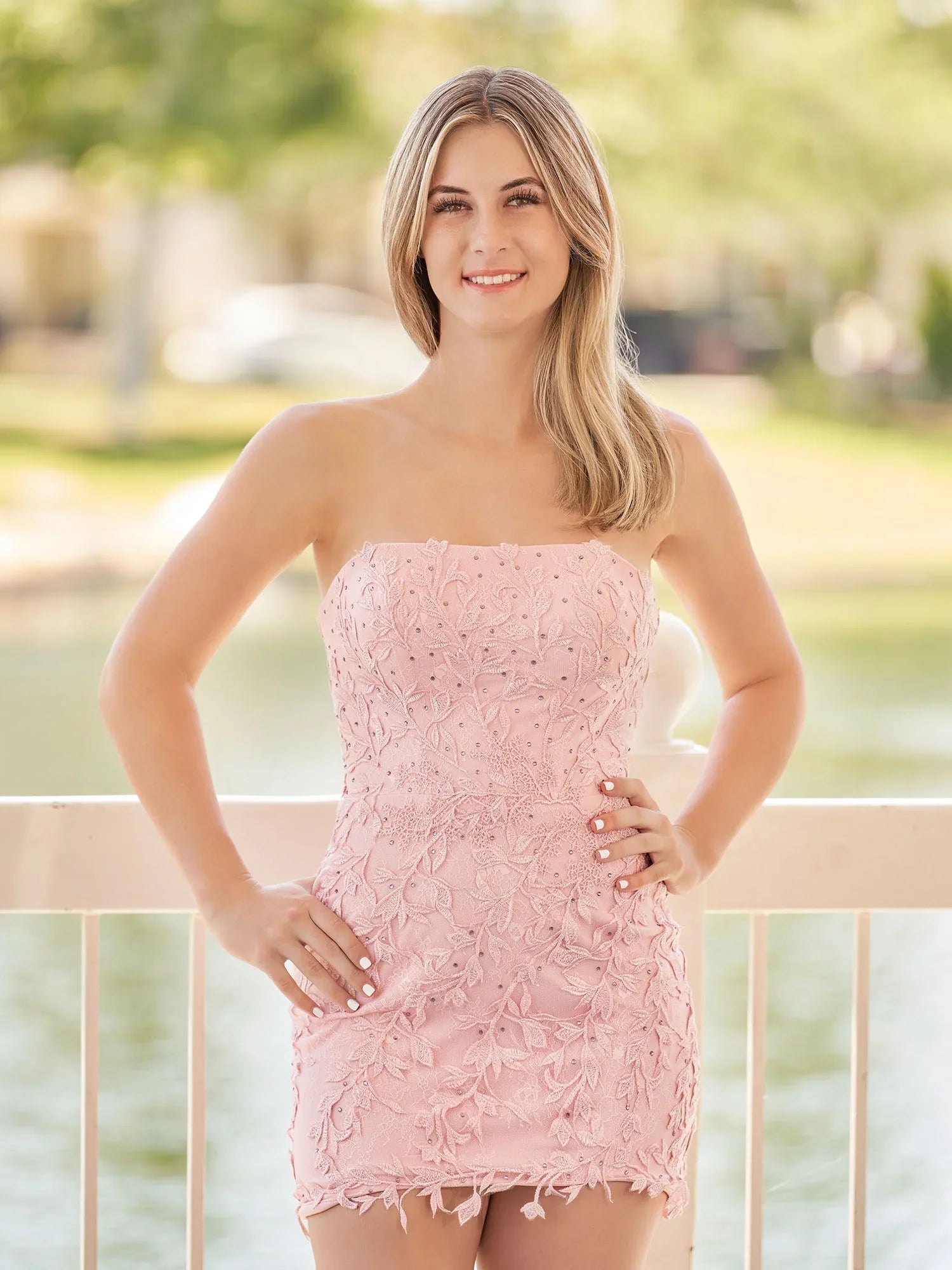 Rosa enges kurzes Spitzen-Heimkehrkleid mit Applikationen