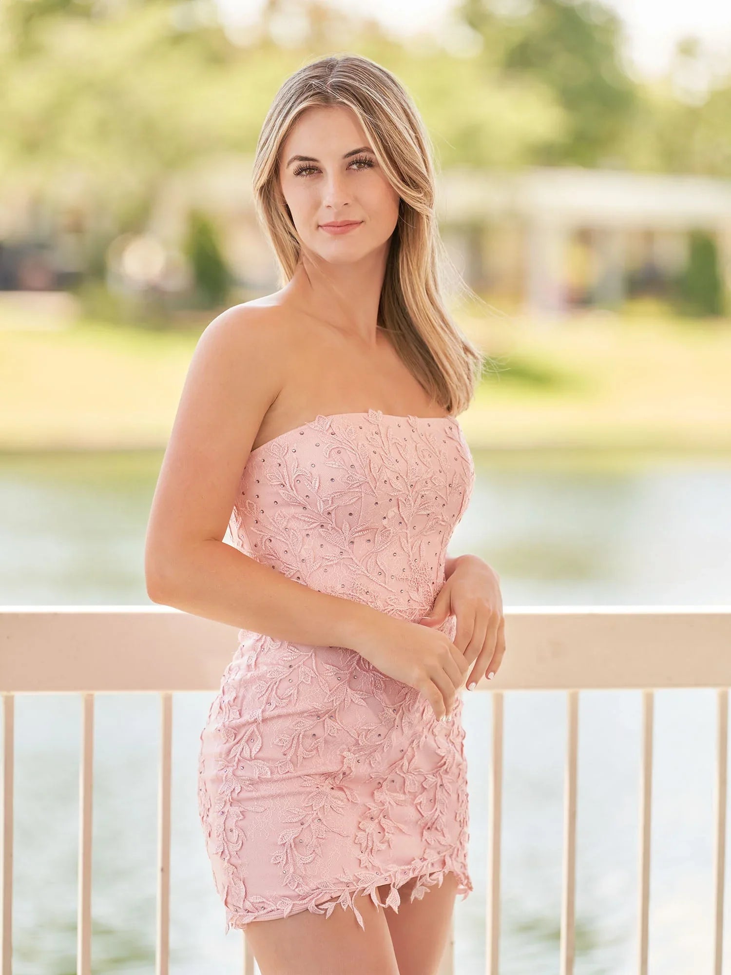 Rosa enges kurzes Spitzen-Heimkehrkleid mit Applikationen