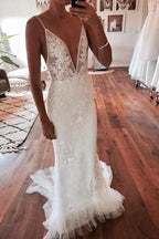 Abito da Sposa in Pizzo Avorio Senza Schienale con Scollo a V Profondo e Linea Sirena